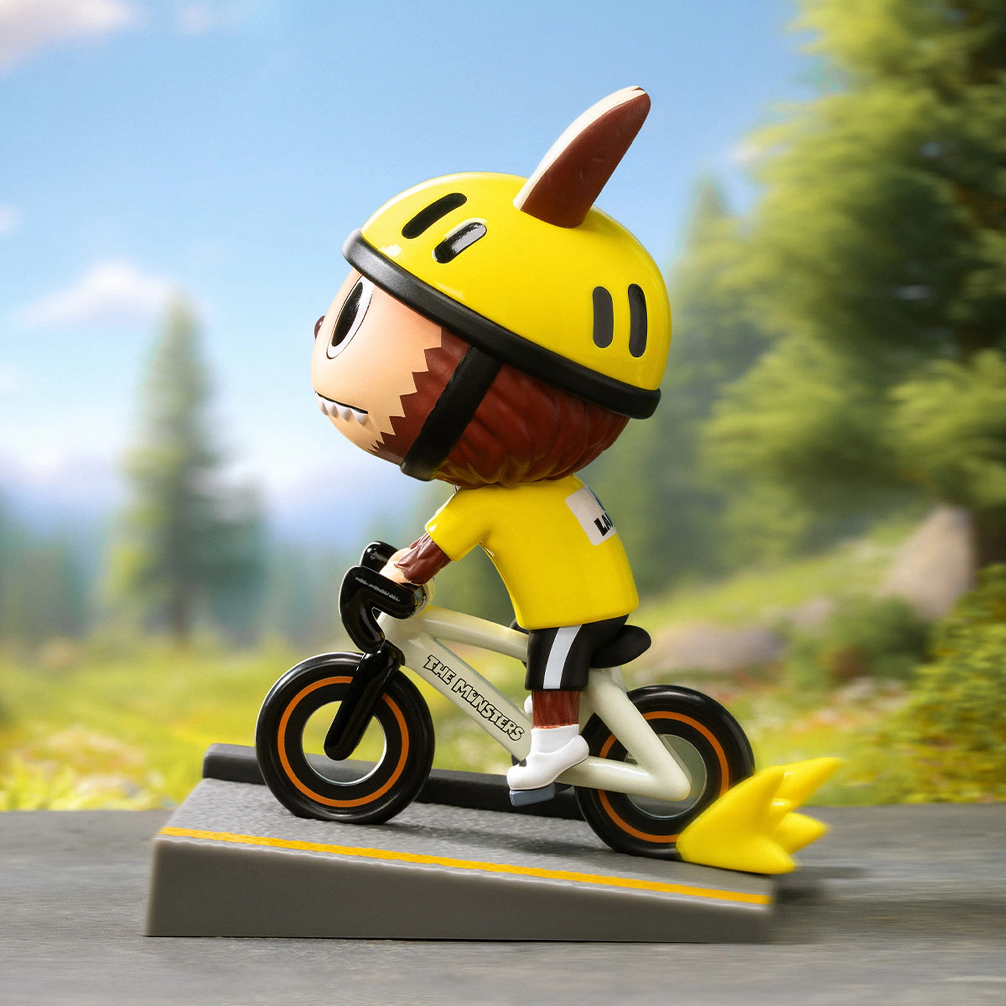 LABUBU Summer Ride Figure — крупный план лица и шлема