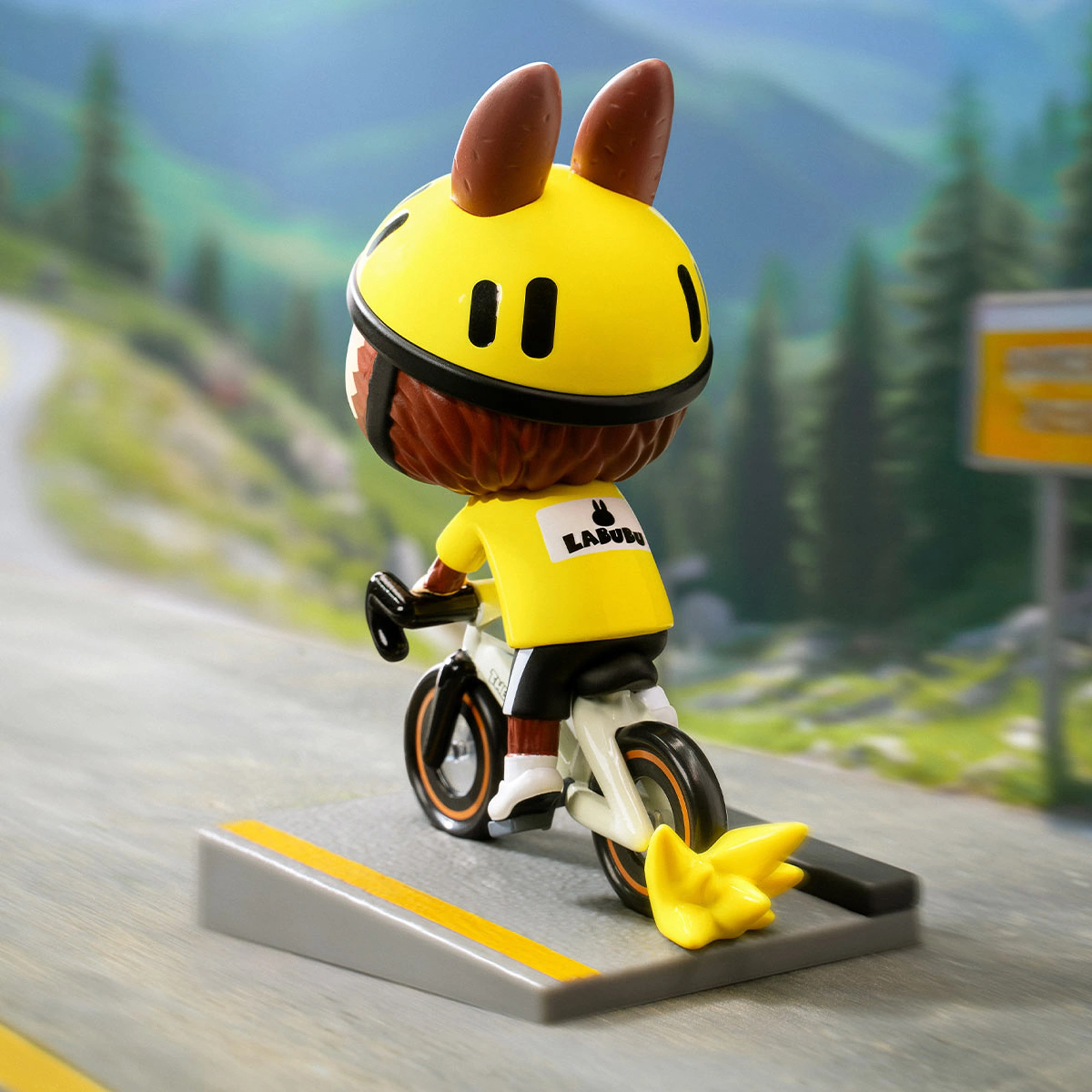 LABUBU Summer Ride Figure — вид сбоку, руль и колесо